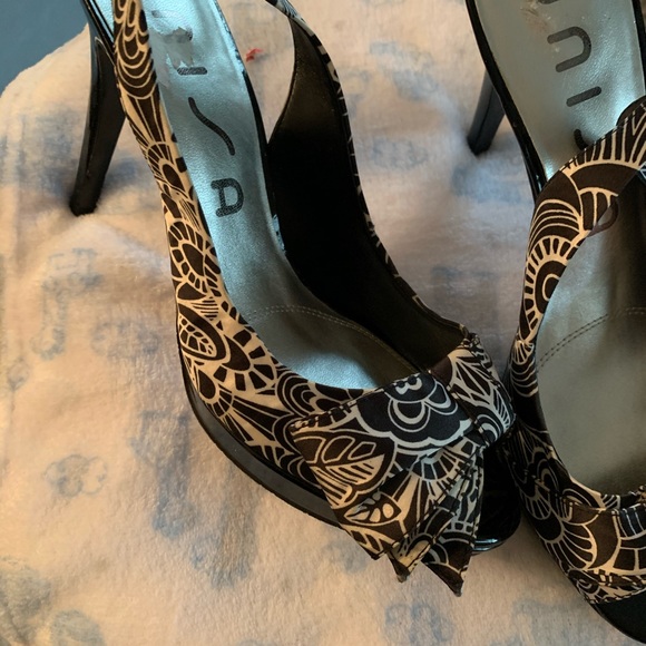 Black and White Heels with bow - Picture 2 of 4